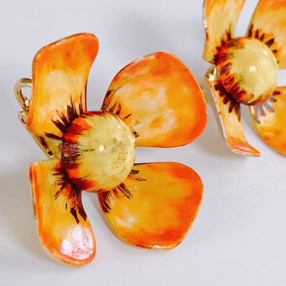 VTG 1950s Hand Painted Enamel Flower Clip On Earrings Mid Century Jewelry Summer - Picture 3 of 12